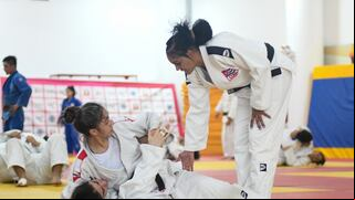 Multicampeona Onix Cortés participa en campo de entrenamiento antes del inicio del Mundial