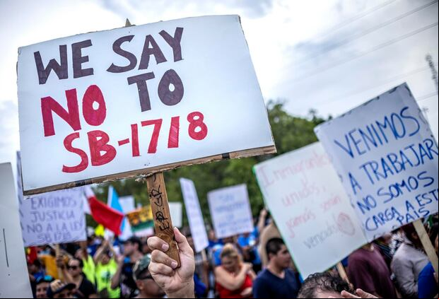 de la comunidad de inmigrantes del sur de Florida se manifiestan contra la Ley SB 1718 que entró en vigor el 1 de julio del 2023 (Foto: EFE).