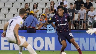 Lo mandó a las duchas: Joao Grimaldo ingresó en Europa League y provocó expulsión de rival