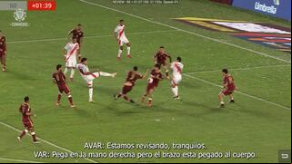 “Pega en la mano derecha, pero el brazo está pegado al cuerpo”: la explicación del VAR al penal no sancionado a Perú