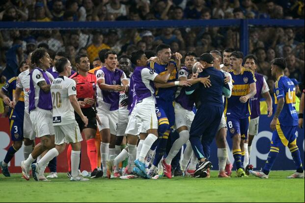 El partido entre Alianza Lima y Boca Juniors estuvo cargado de mucha pierna fuerte. (Foto: AFP)