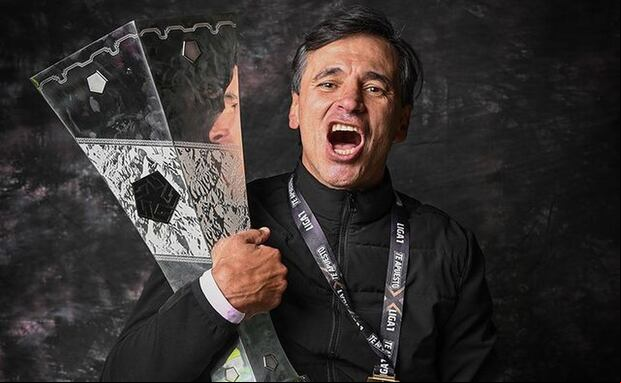 Fabián Bustos tuvo un gran primer año con Universitario. Los títulos del Apertura y el Clausura le valieron levantar el trofeo la Liga 1. (Foto: Liga 1 Te Apuesto)