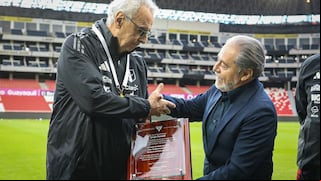 Por dejar huella: Jorge Fossati fue homenajeado por LDU de Quito en la previa del Perú vs Ecuador