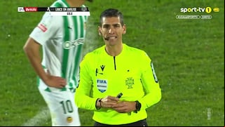 Momentazo en Portugal: árbitro explicó a todo el estadio por qué anuló un gol de chalaca