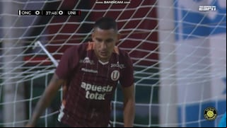 ¡Casi llega el 1-0 de Universitario vs. Once Caldas! El palo le dice que no a Pérez Guedes y Valera