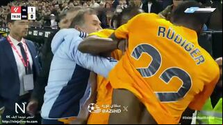 ¡Se puso como loco! Vinícius Junior vio la roja y se fue encima del árbitro en el Valencia vs. Real Madrid